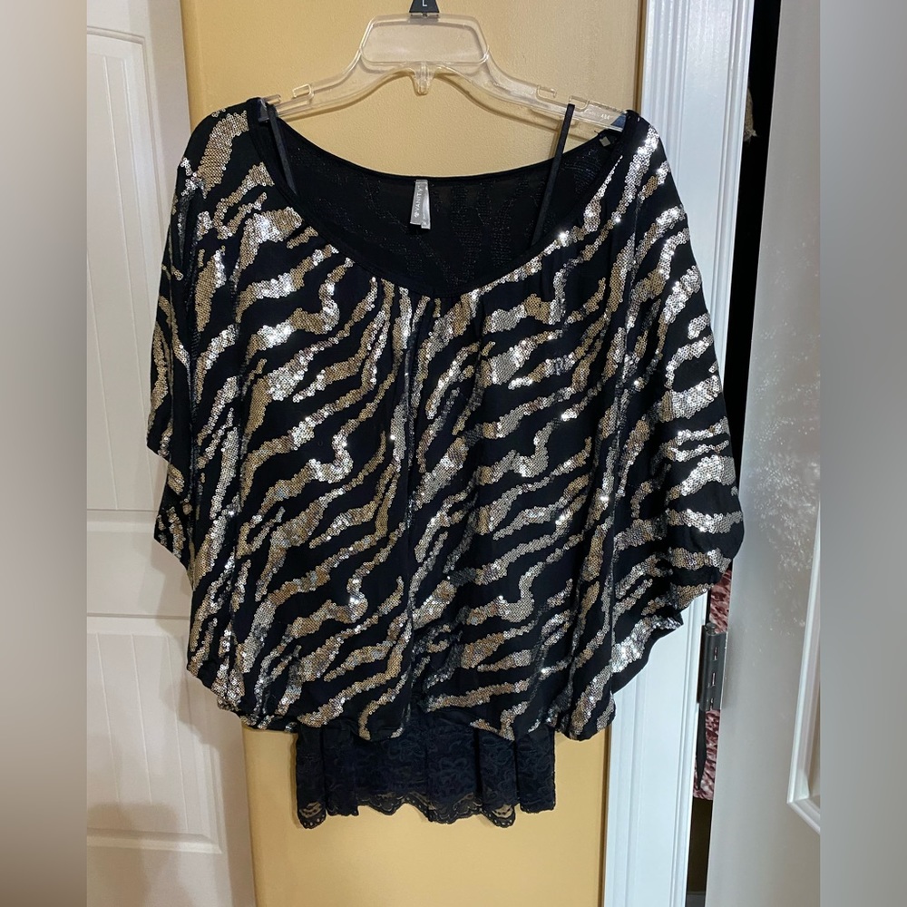 Size medium(fits more like large), black and silver sparkly top
